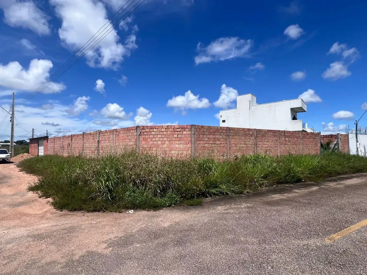 Terreno de esquina com 397m², totalmente murado