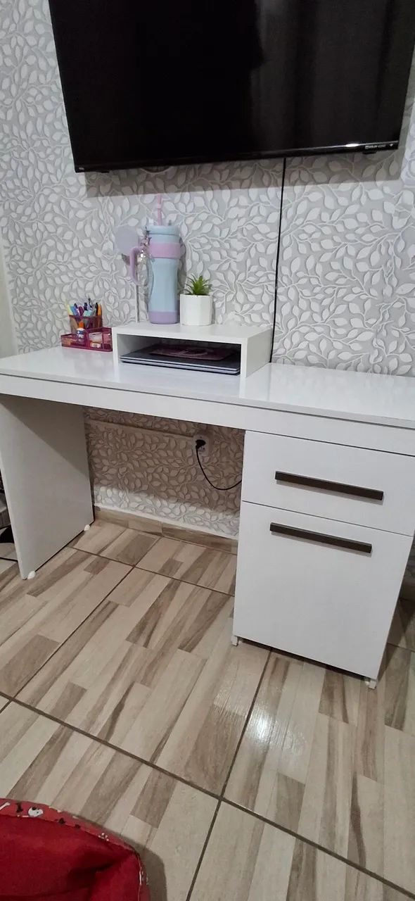 Mesa de estudos/computador453826086847139840