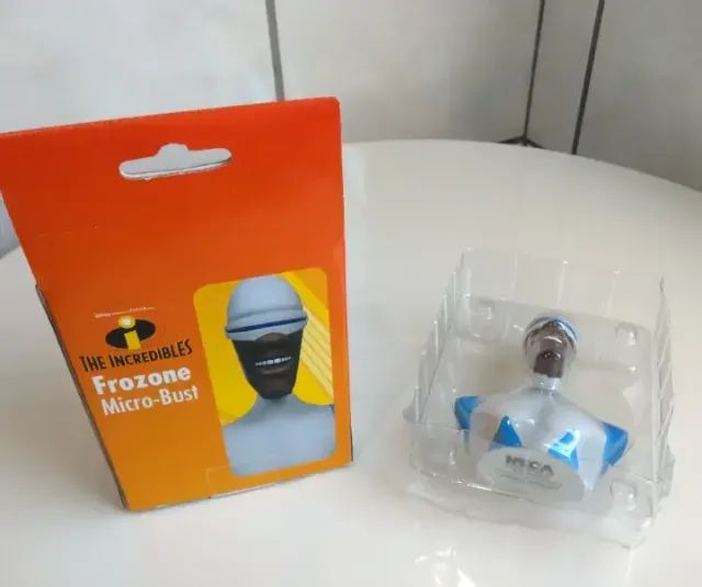 Neca Disney Pixar Os Incríveis Vintage - Micro Busto Frozone (11cm) - Foto 4