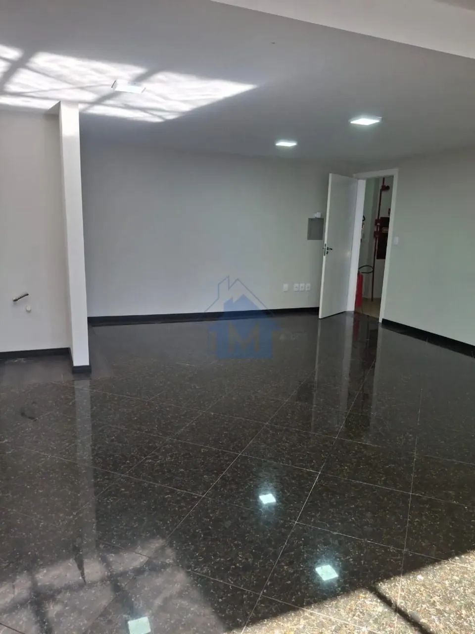 Sala Comercial em prédio comercial no Centro, com 1 Vaga de Garagem! - Foto 5