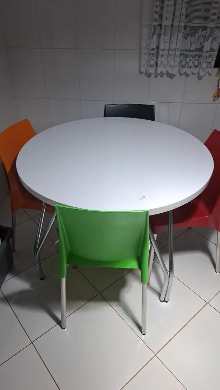 Mesa redonda em MDF com base em Inox 