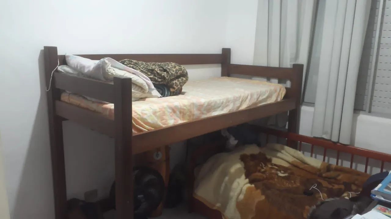 Cama alta de madeira Embuia 