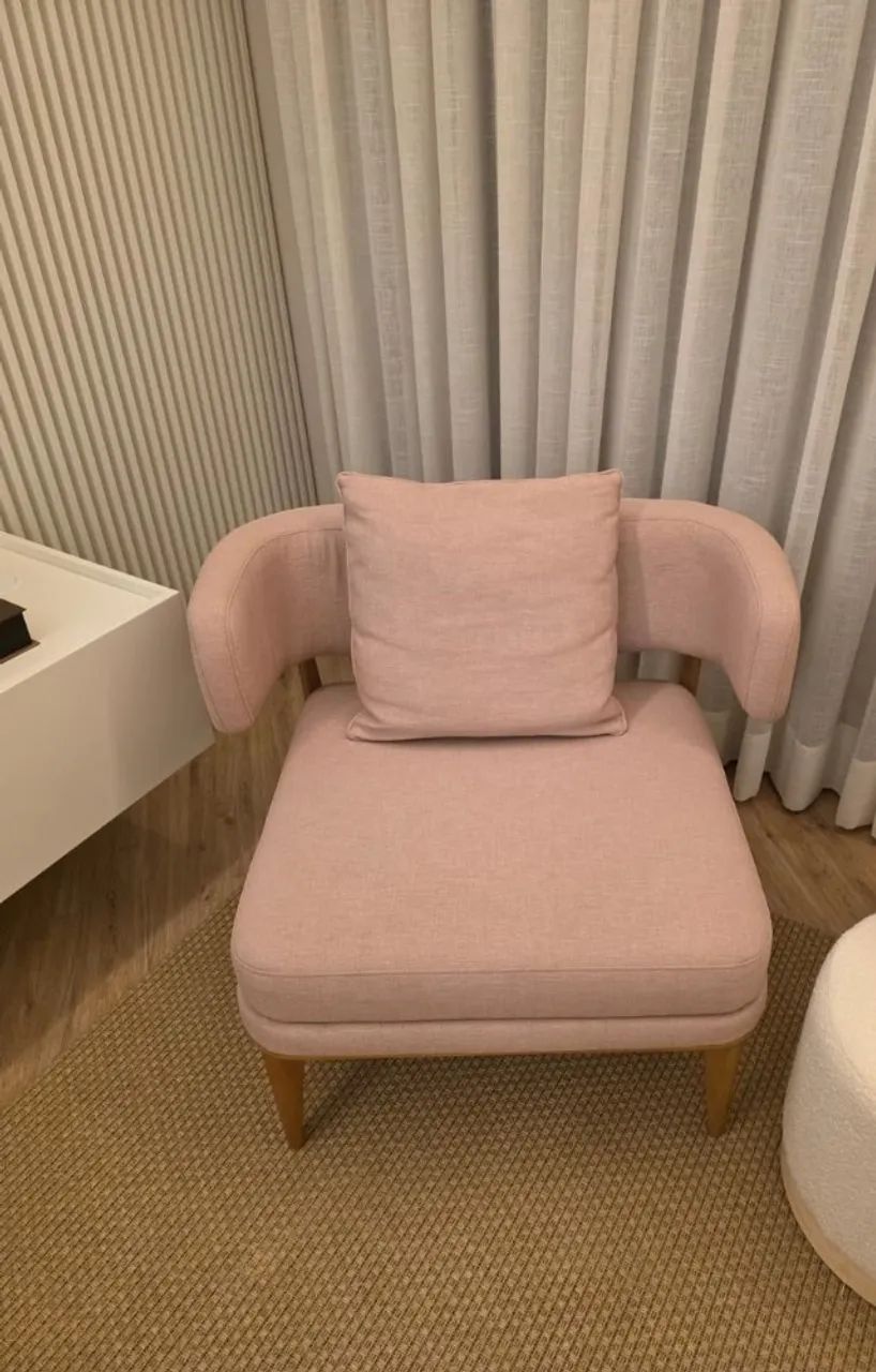 Poltrona de Madeira Maciça com Encosto