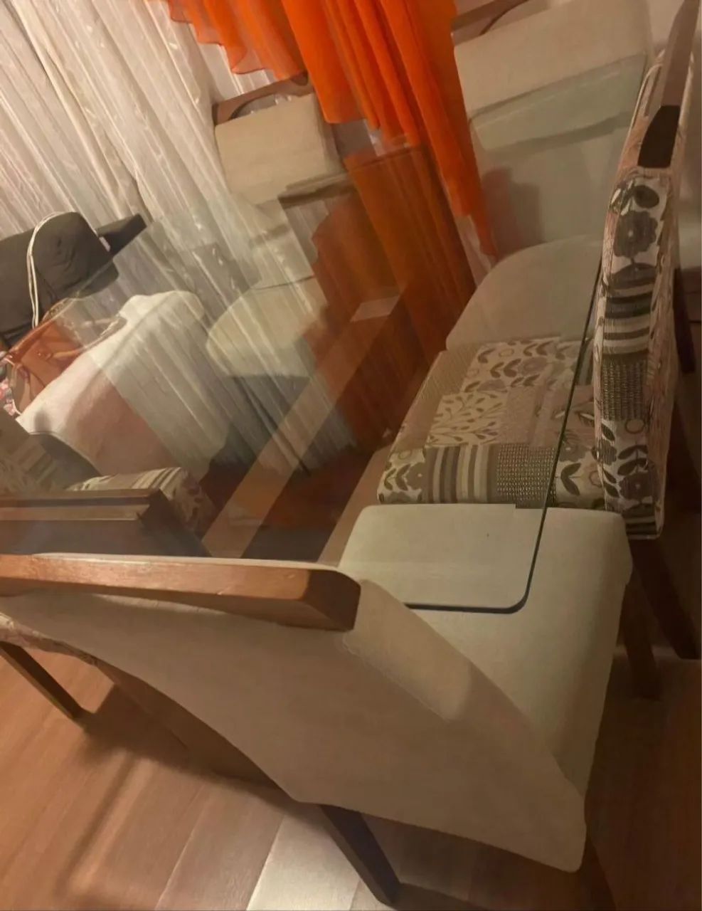 Mesa de jantar com seis cadeiras, tampa de vidro e madeira  - Foto 2