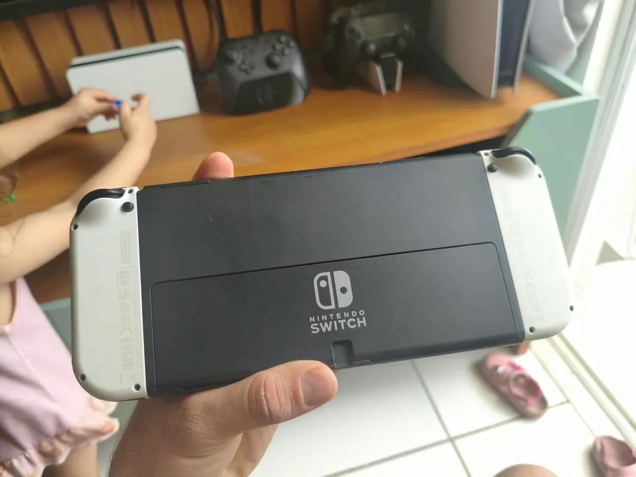 Vendo Nintendo switch OLED com controle - Foto 3