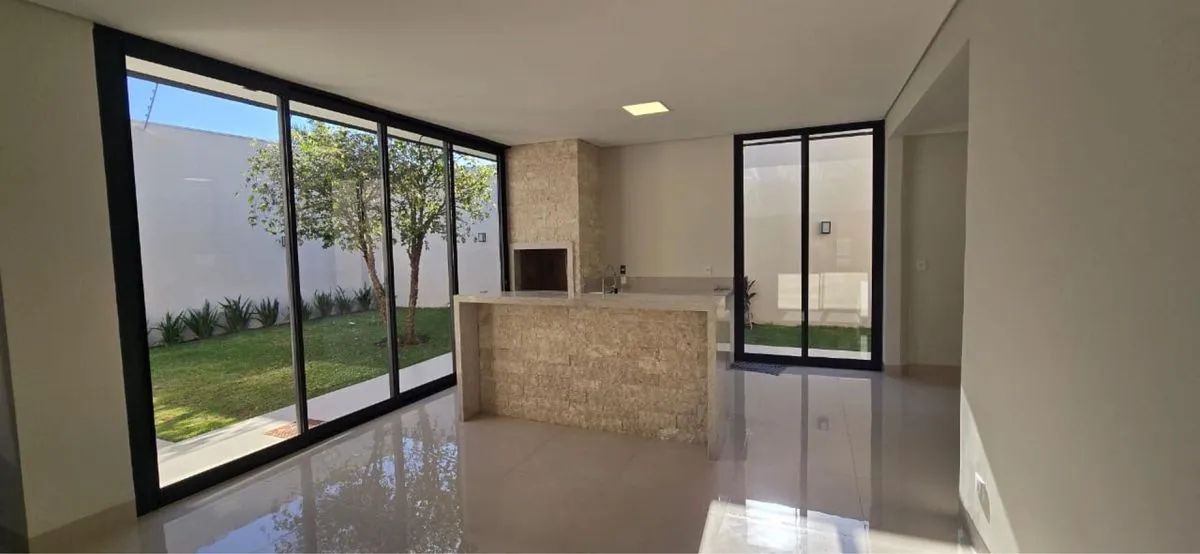 Casa em excelente localização com 3 suítes - Foto 2