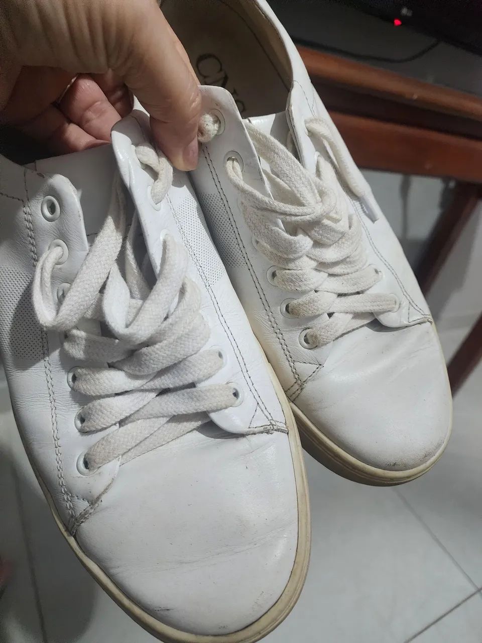 Sapato branco em couro