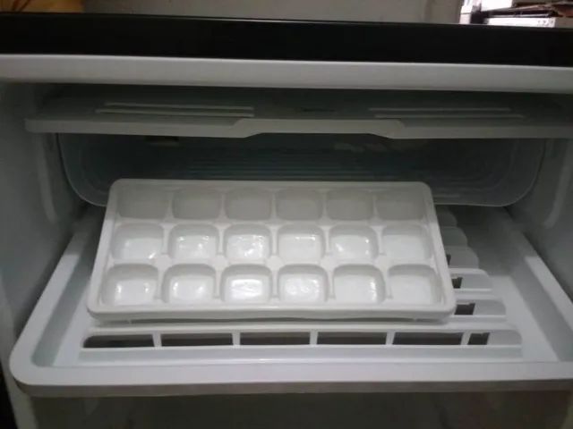 Frigobar Midea 93L Preto Conservado - Foto 6