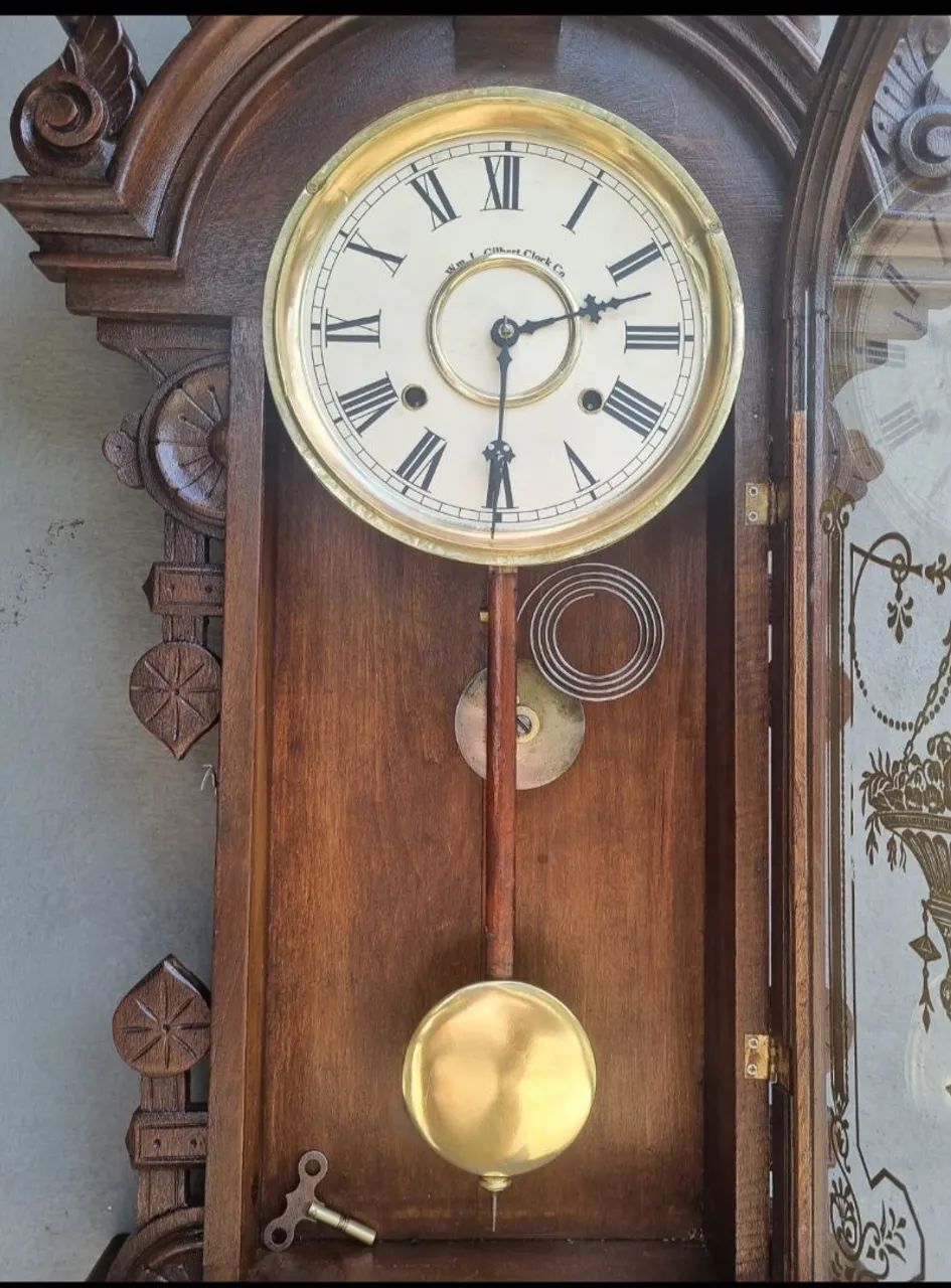 Relógio antigo marca Gilbert com cabeça de Jenny Lindy e pêndulo decorativo.  - Foto 2
