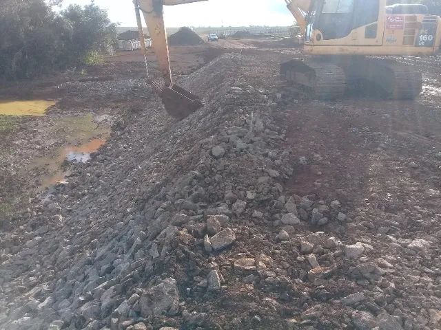 Faço diarias com escavadeira, pa carregadeira e outras . - Foto 4