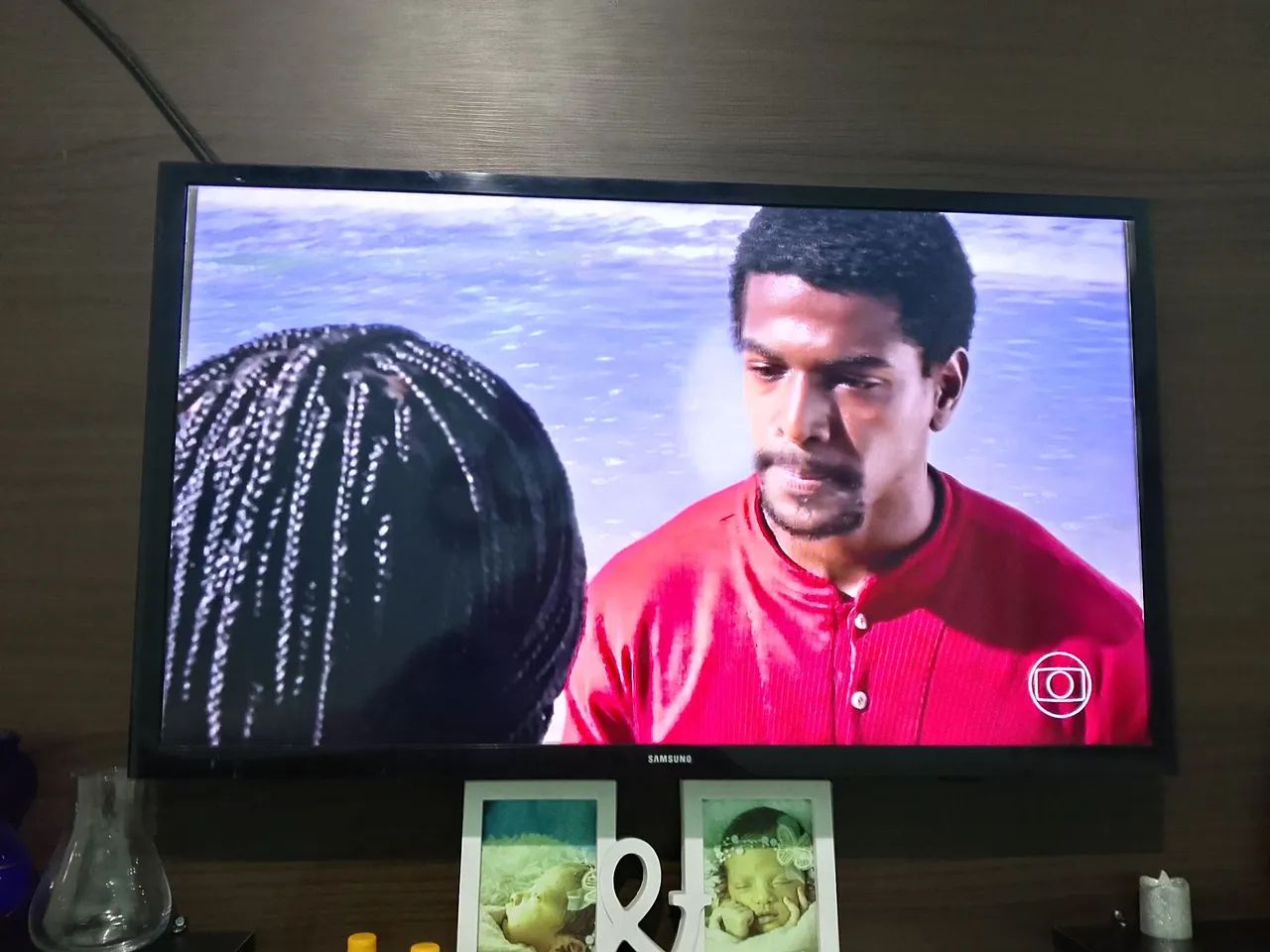 Vendo tv smart 32 polegadas funcionando perfeitamente vai com controle 