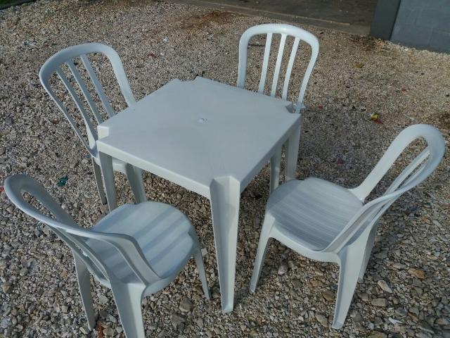 Conjunto de Mesa e Cadeiras Novos