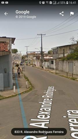 Alugo uma pequena casa