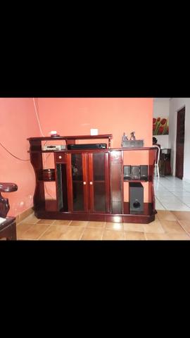 Rack com cadeiras de madeira modelo joaninha