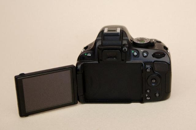 Kit Nikon D5100 + Lente+grip+bateria Extra + Cartão Sd + Bolsa -Muito Nova - Foto 3