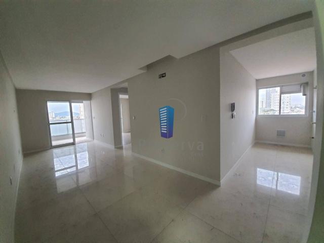Apto dois quartos sendo uma suíte e ampla sacada - São Judas - itajaí - SC - Foto 2