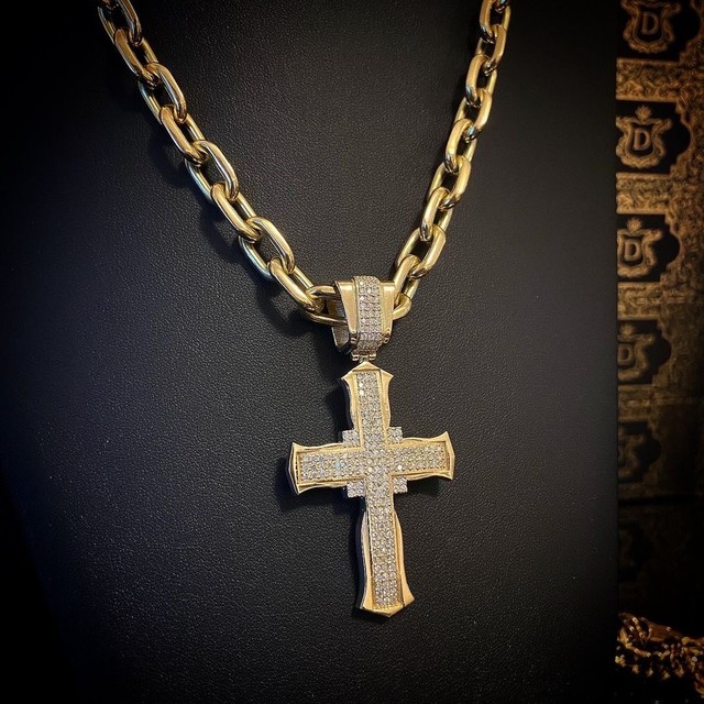 Crucifixo em Ouro e Diamantes