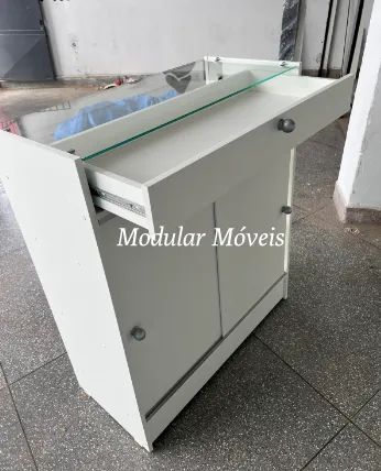 Balcão Vitrine com Vidro Superior, Gaveta e Portas em MDF