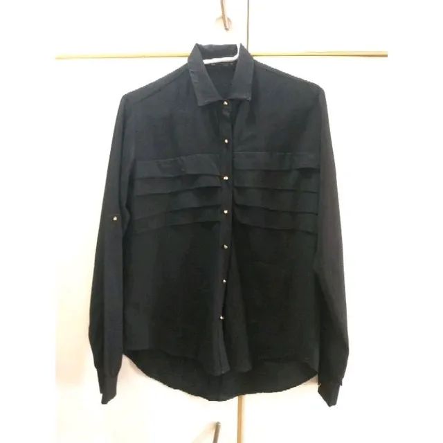 camisa preta com dobraduras babados - Foto 4