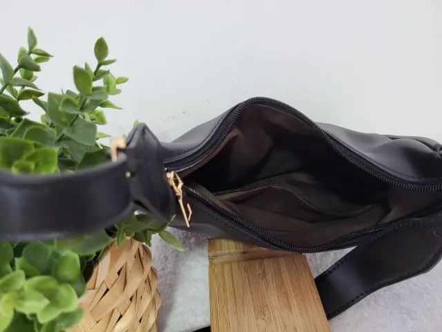 Bolsa tiracolo com Zíper - Pequena - Cor Preta - Foto 2