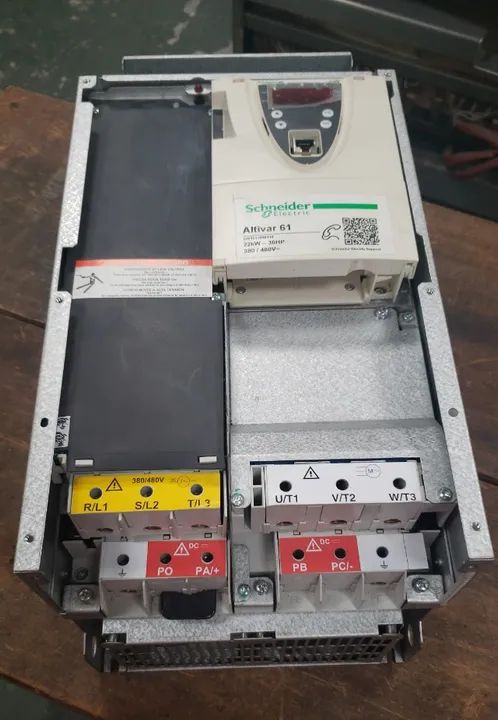 Inversor De Frequência Schneider Atv61hd22n4- Usado - Foto 2