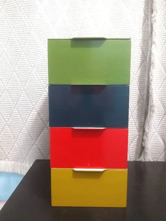 Caixas organizadoras com tampa.