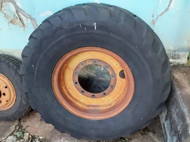 Roda 10 furos com pneu 1300x24 ressolado 10 Lonas Pirelli