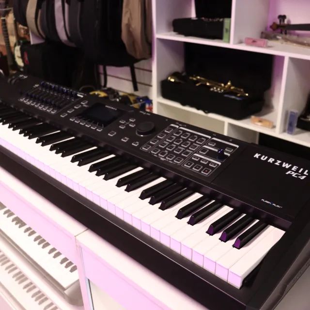 Teclado Sintetizador Kurzweil PC4 com 88 Teclas 256 Vozes