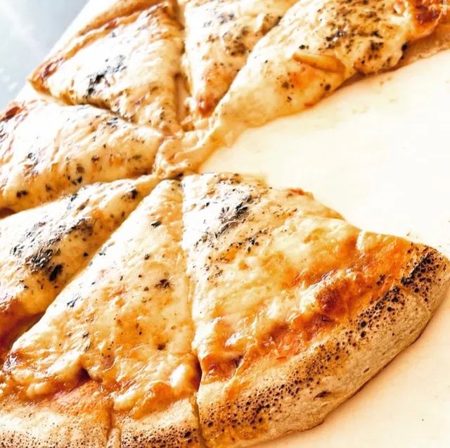 Contrata pizzaiolo e auxiliar