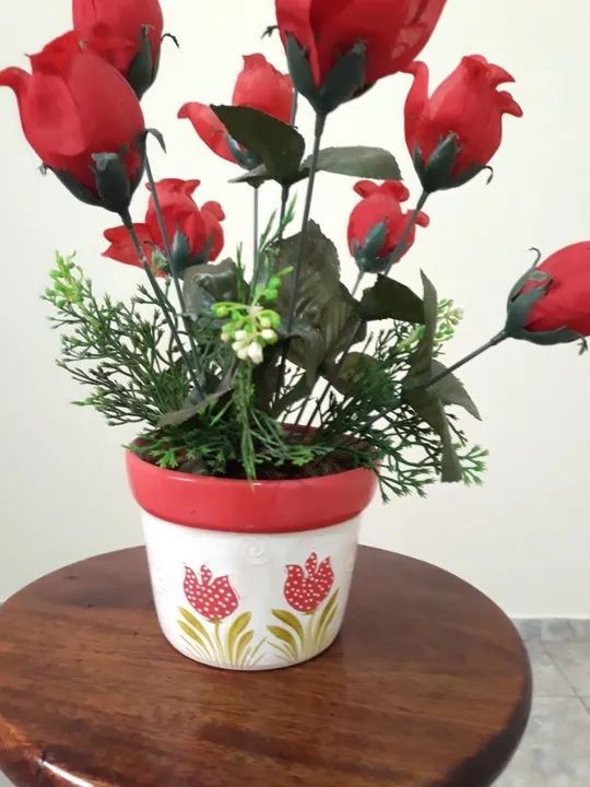 Arranjo de Flor Rosa Vermelha Artificial no Vaso em Cerâmica Pintado à Mão.