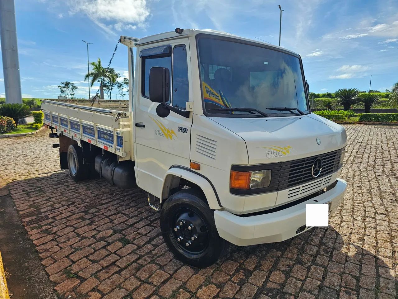 Caminhão Mercedes-Benz 710 Plus