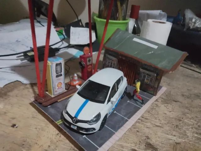vendo miniatura de metal 1:32  renaut clio com diorama artesanal na promoção - Foto 6