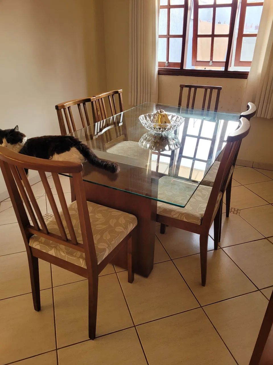 Mesa de Jantar de Madeira Maciça com Tampo de de Vidro - 6 Cadeiras - Foto 2