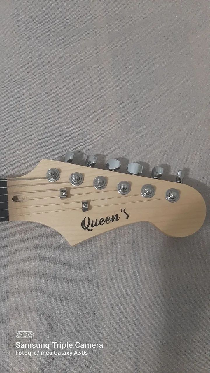 Guitarra queens nova. Acompanha 1 palheta - Foto 3