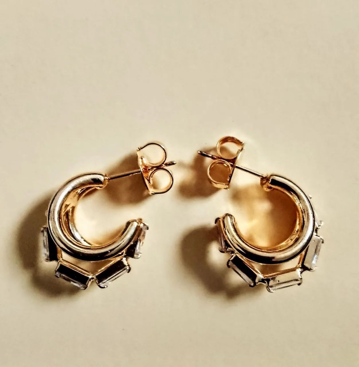 Brincos folheados em ouro com detalhes em Cristal!!! - Foto 2