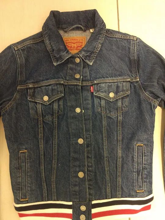 Jaqueta Jeans Levi's com Detalhes em Listras - Foto 3
