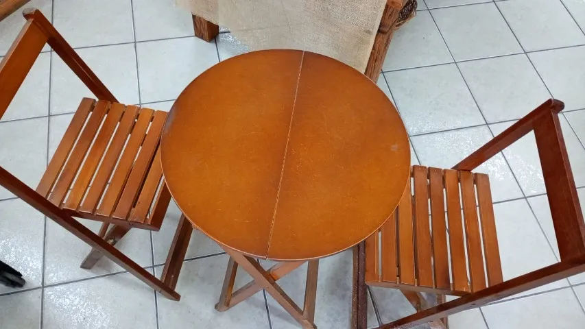 MESA REDONDA ALTA COM 2 BANQUETAS COM ENCOSTO 0,60X0,95