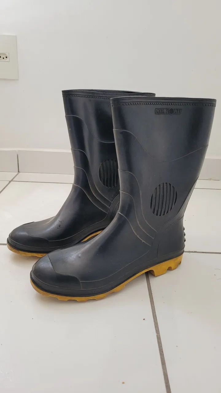 Bota de PVC usada - Impermeável preta n?42 