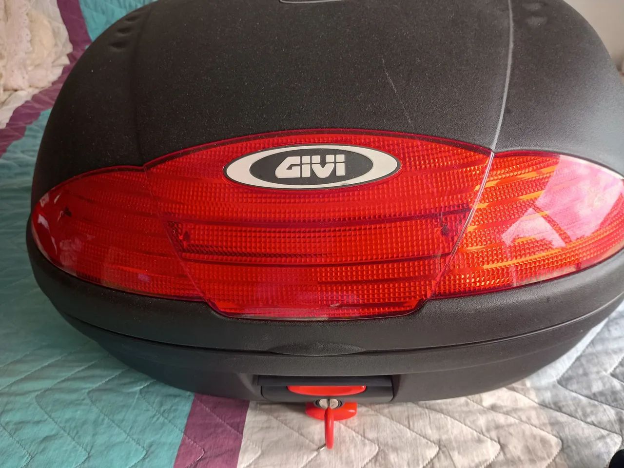 Duas capas de chuva e o baú mais dois capacetes