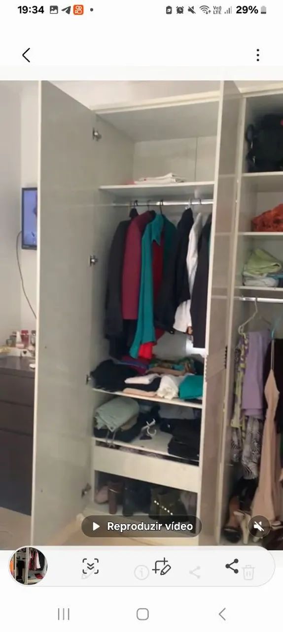 Guarda-roupa grande branco com portas de correr