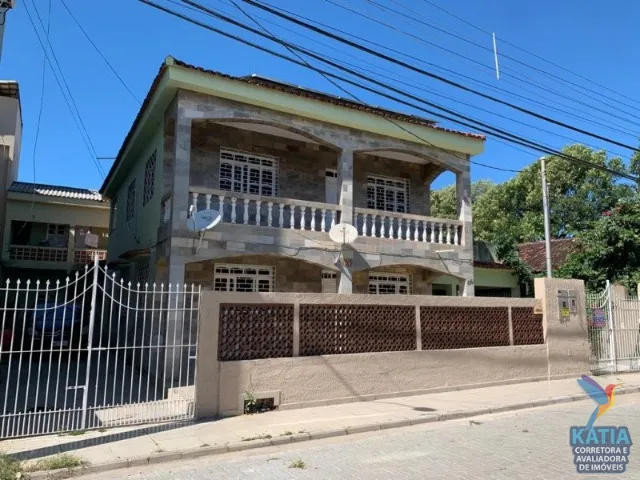 Casa Duplex à Venda com 5 dormitórios + 1 edícula com 2 kitnets em Piúma-ES