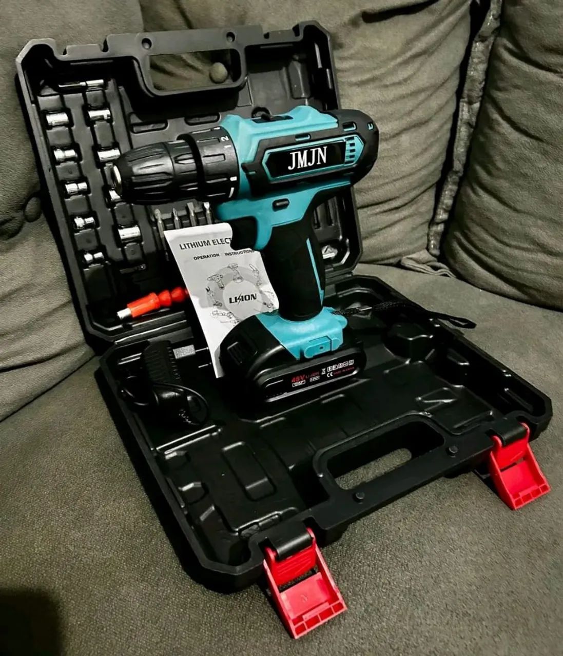 Vendo uma parafusadeira de impacto e uma bateria longa dura 48v 