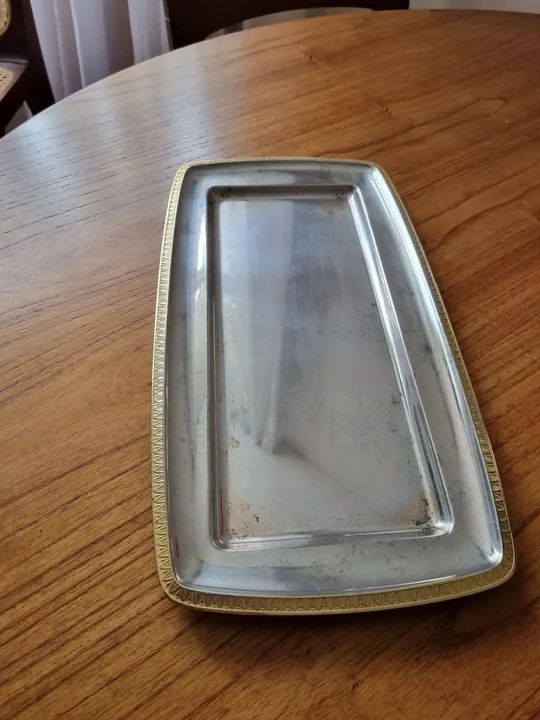 Bandeja de metal com detalhes em dourado