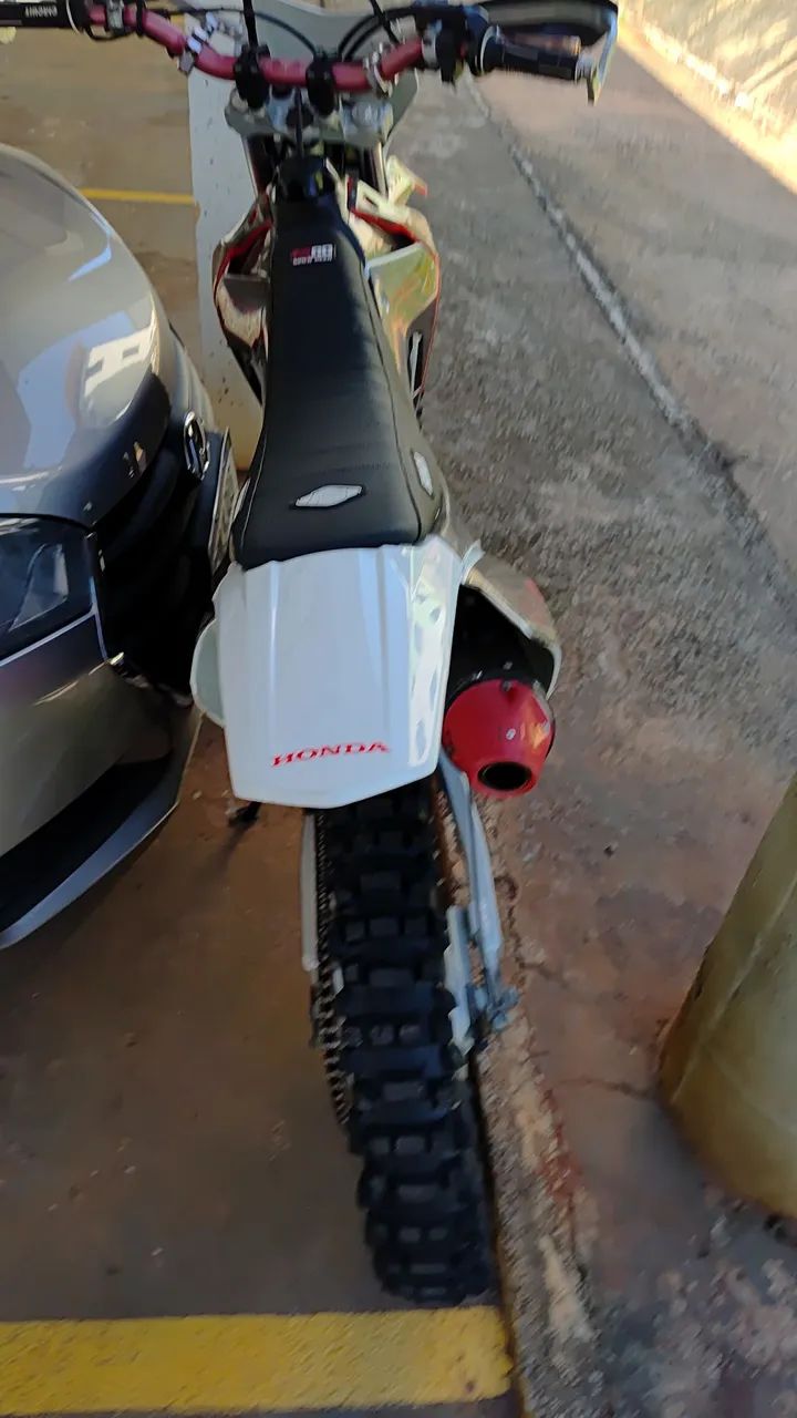 Moto muito boa de trilha e bem cuidada ,Escapamento ,ponteirae  protetores de mãos  - Foto 2