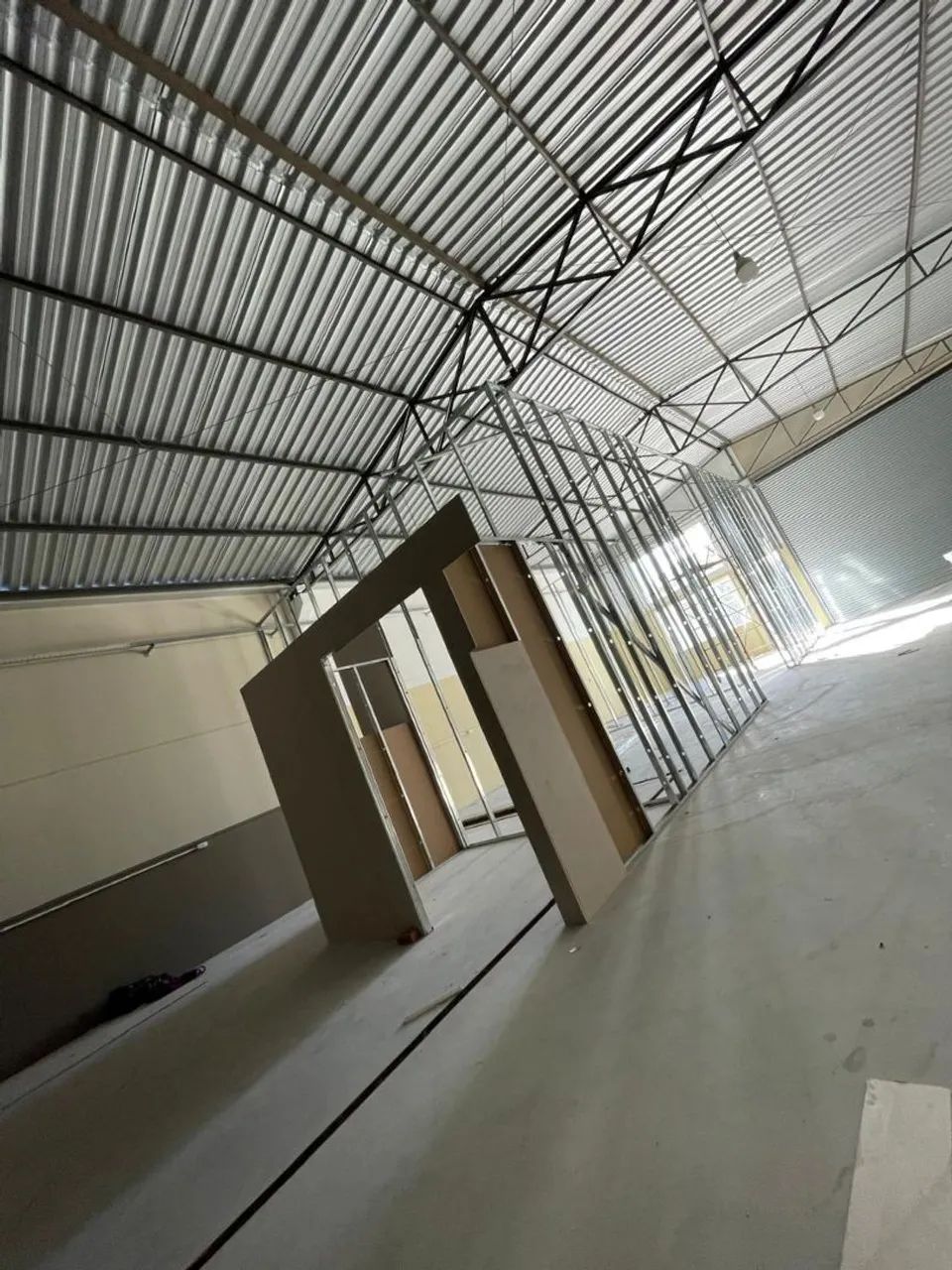 Construção, trabalhos com divisórias, gessos e pinturas - Foto 3
