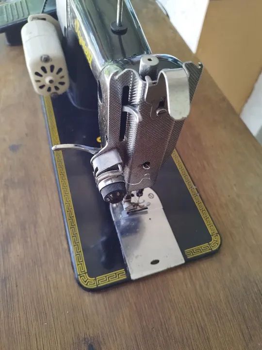 Máquina de Costura Vigorelli Antiga - Foto 2