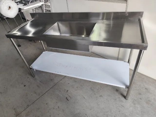 Pia Industrial em Inox com Prateleira Lisa para Maior Limpeza