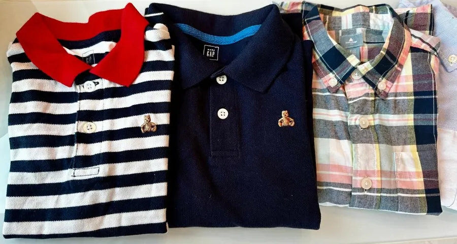 Kit infantil contendo 4 camisas GAP e 1 camisa Nautica - 4 a 5 anos