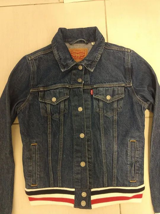 Jaqueta Jeans Levi's com Detalhes em Listras - Foto 2