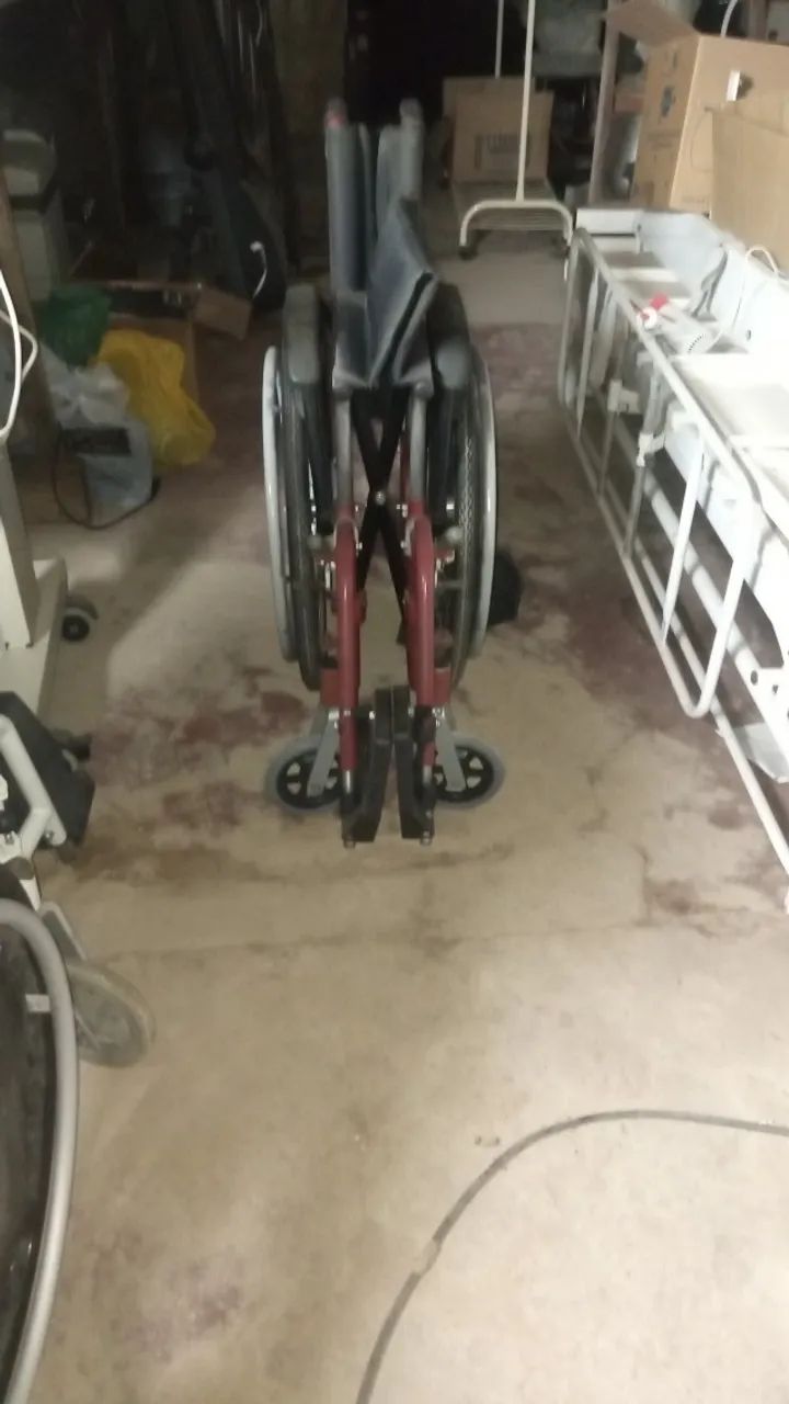 Cadeira de rodas em Alumínio, Dobrável rodas destacáveis ótimo estado, bem conservada - Foto 3